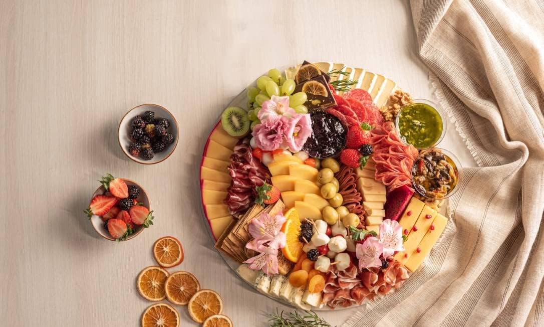 Kit Petisqueira Redonda Madeira + 4 Facas Queijo + 4 Peças Vinho Com Molheira Ramekin e Garfinhos p/Petisco